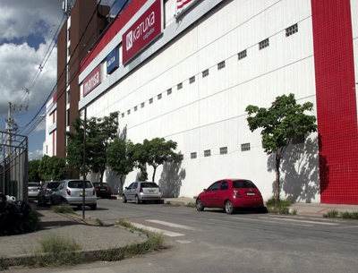 Local do furto do Corolla, na rua lateral do PATIO SHOPPING